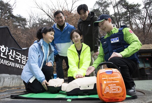 에스원 임직원이 공원 관계자에게 AED 사용법을 안내하고 있다.(에스원)