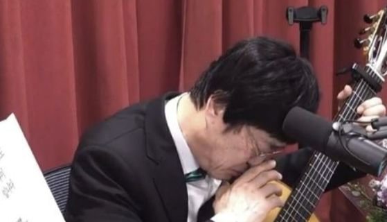 김창완이 마지막 방송 중 노래를 하다 눈물을 보이고 있다. (프로그램 인스타그램)