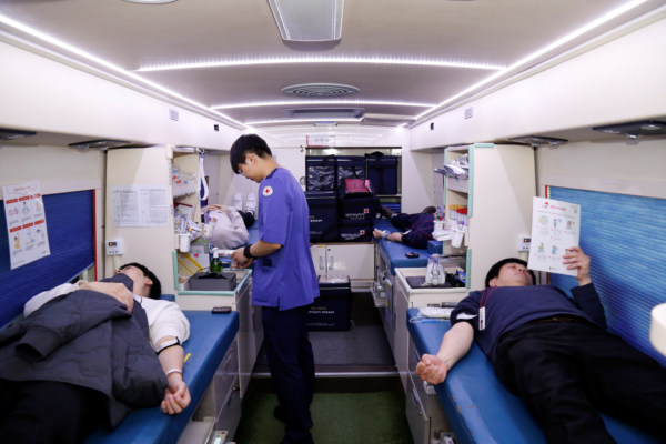 광동제약 본사 주차장에 마련된 헌혈버스에서 임직원들이 헌혈을 하고 있다. (광동제약)