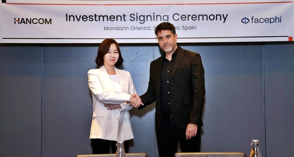김연수 한컴 대표(왼쪽)와 하비에르 페이스피 대표가 투자협약을 체결하고 기념 촬영을 하고 있다.(한컴)