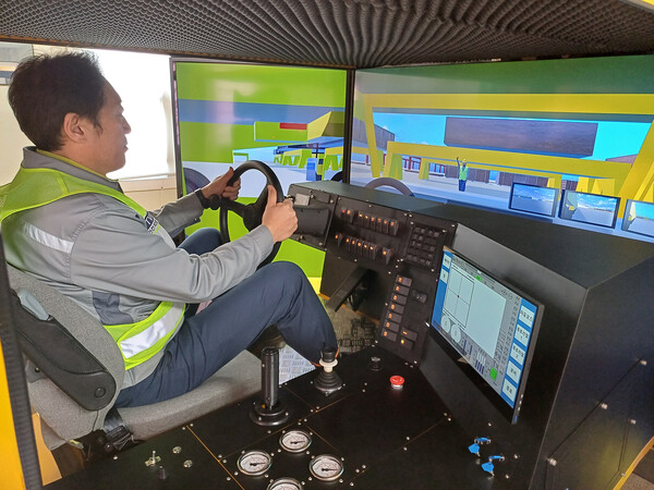 한화오션 거제사업장에 위치한 블록운반팀 VR 교육장에서 ‘VR 기반 트랜스포터 시뮬레이터’를 통해 트랜스포터 운행 실습이 진행되고 있다.(한화오션)