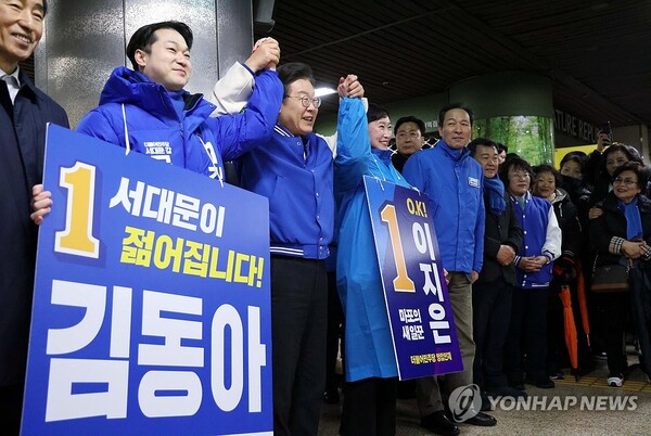 이재명 민주당 대표가 26일 서울 서대문구에서 지원 유세를 하고 있다. (연합뉴스)