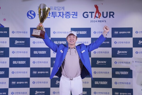  24시즌 GTOUR 2차 대회에서 우승한 김민수 프로가 환호하고 있다.(골프존)