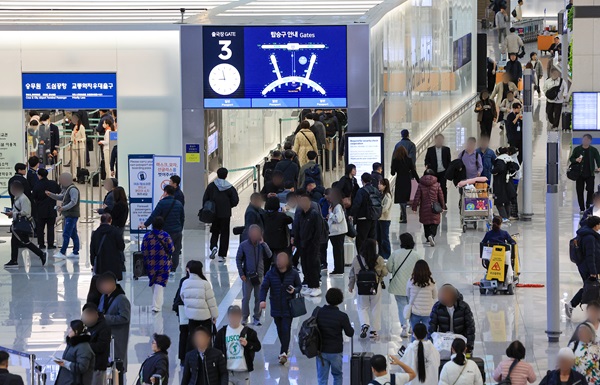 최근 해외여행 수요가 늘면서 카드사별로 해외여행 특화 서비스를 담은 상품을 선보이고 있다. (연합뉴스)