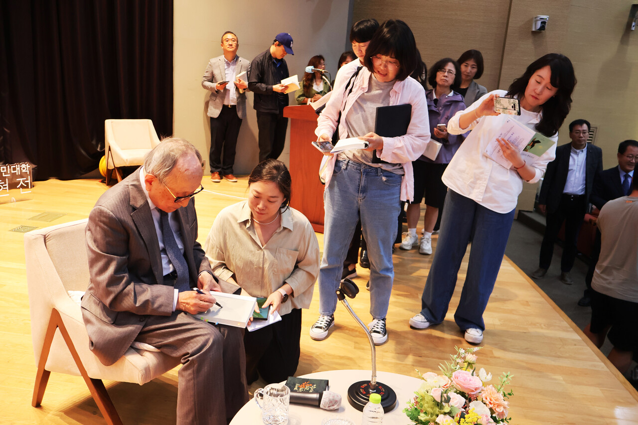 강연을 마친 김형석 교수가 청중들에게 사인을 하고 있다. (참행복나눔운동 제공)