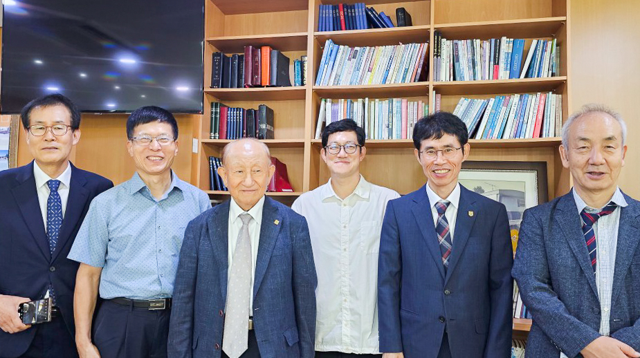 이은방 참행복나눔운동 공동대표(왼쪽에서 세번째)와 유천성 한남대 교양융합대학 학장(왼쪽에서 5번째)등은 30일 발대식 이후 간담회에서 상호 협력방안을 논의했다. (참행복나눔운동 제공)