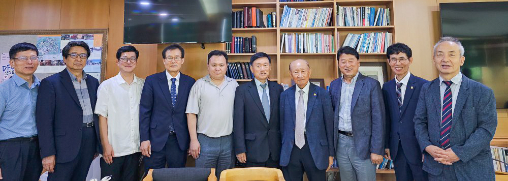 한남대 교수와 대덕기독교연합회 및 참행복나눔운동 관계자들은 30일 한남대 정성균 선교관 3층 카페에서 간담회를 열고 협력 방안을 논의했다. 사진 오른쪽에서 두번째 유천성 교수, 세번째 김영호 목사, 네번째 이은방 공동대표, 다섯번째가 박동천 대덕구 기독교 연합회장. (사진=참행복나눔운동)