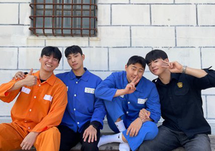 감사일기를 쓰는 재소자를 소재로 동영상을 찍은 친구들과 함께 한 호원대 항공관광학과 고성오 (오른쪽) (사진=고성오)
