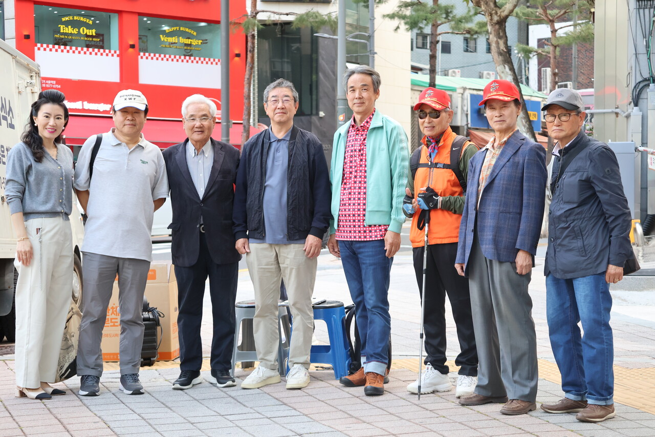 지난 10일 서울역 뒷편 인도에서 도시락 봉사를 한 소망교회 노숙인팀 회원들. 왼쪽부터 장정민 집사, 정진세 팀장, 신석출 이사장, 전민수 부팀장, 김정훈 집사, 한종환 집사, 박천고 집사, 김형태 집사. (사진=참행복나눔운동)