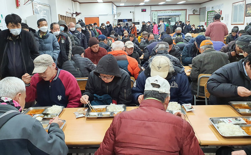 코로나가 기승을 부리던 2020년 3월 1일 참좋은친구들이 운영하는 무료급식소에 몰린 사람들. 당시 다른 급식소는 휴업했지만, 신석출 이사장은 "노숙인에게는 코로나 보다 배고픔이 무섭다"면서 급식을 멈추지 않았다. (사진=참좋은친구들)