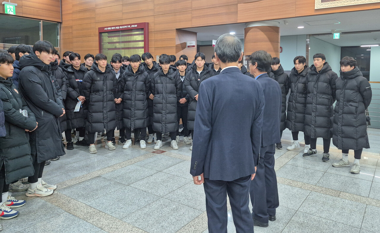 11월 28일 열린 '다시동행' 행사를 마치고 이승철 한남대 총장(왼쪽)과 곽충환 한남대 이사장(오른쪽)이 한남대 축구부원들을 격려하고 있다. (사진=참행복나눔운동)