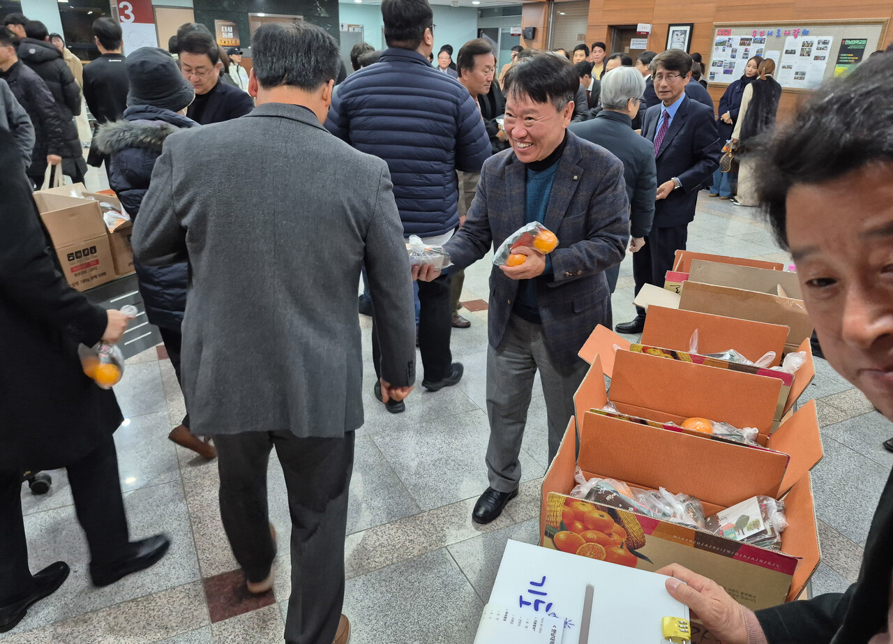 사단법인 참행복나눔운동은 11월 28일 열린 한남대 '다시동행' 모임에 감사카드, 핫팻, 귤 등을 담은 행복나눔 주머니 300개를 참석자들과 나누었다. (사진=참행복나눔운동)