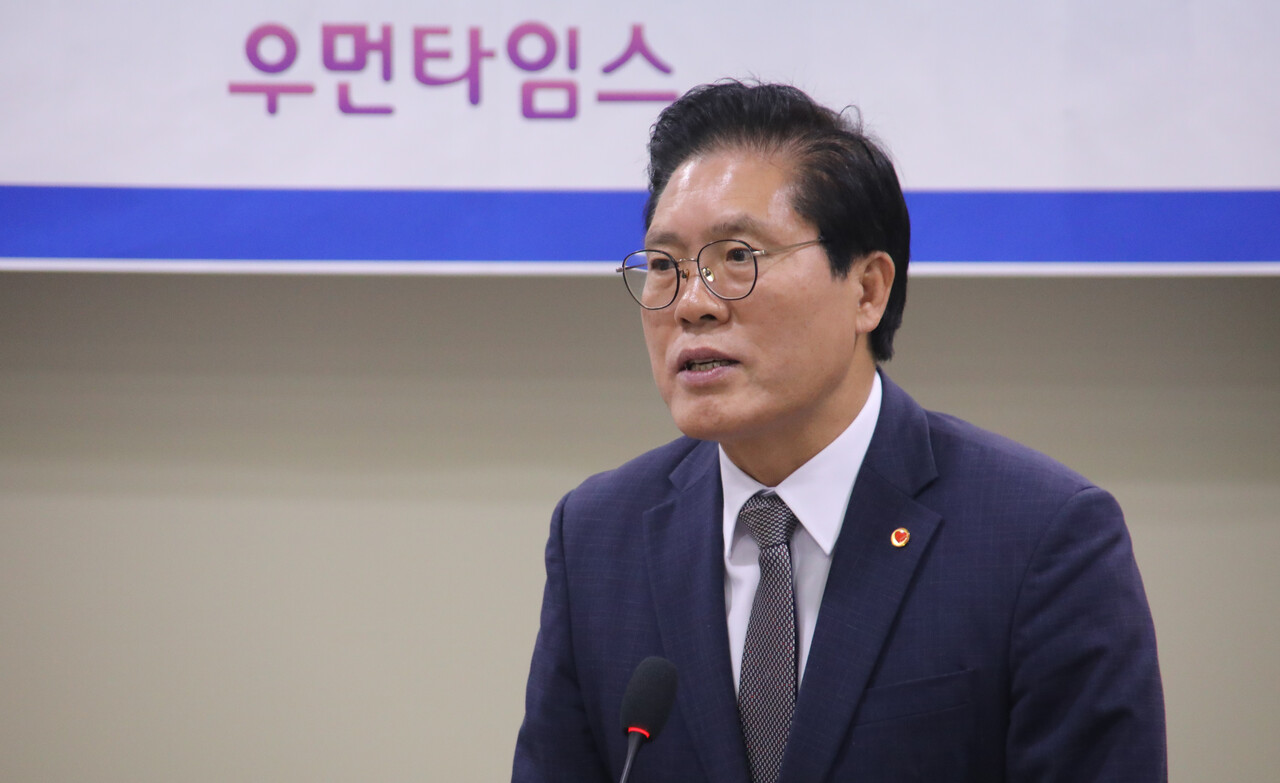 송석준 의원이 6일 국회의원 회관 5간담회의장에서 열린 '다음 세대를 위한 참행복나눔 국회 포럼'에서 격려사를 하고 있다. (사진=참행복나눔운동)