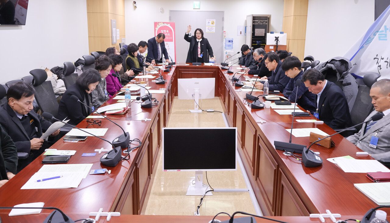 2일 오후 2시에 열리는 국회 포럼에 앞서, 전국에서 모인 20명의 24rfm회원들이 정국의 안정과 정치, 경제, 과학기술, 언론, 복지 등 14개 분야의 발전을 위해 기도하고 있다. (사진=참행복나눔운동)