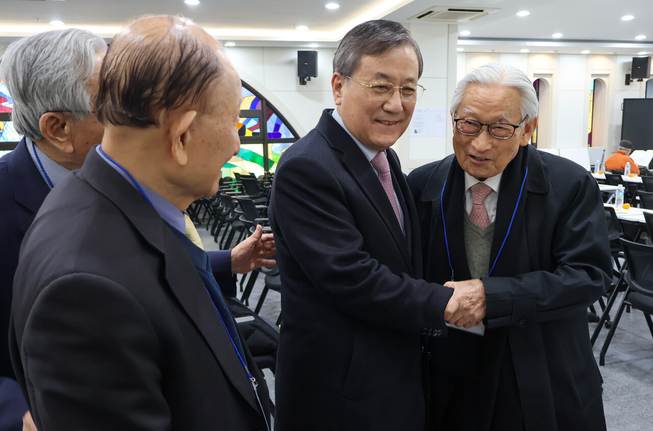 참행복나눔운동 2025년 총회에서 이은방 서울대 명예교수(왼쪽 앞), 문광순 이사장(왼쪽 뒤), 신성철 전 카이스트 총장(왼쪽에서 세번째), 조완규 전 서울대 총장(오른쪽) 등 과학계 원로들이 반갑게 인사를 나누고 있다. (사진=참행복나눔운동)