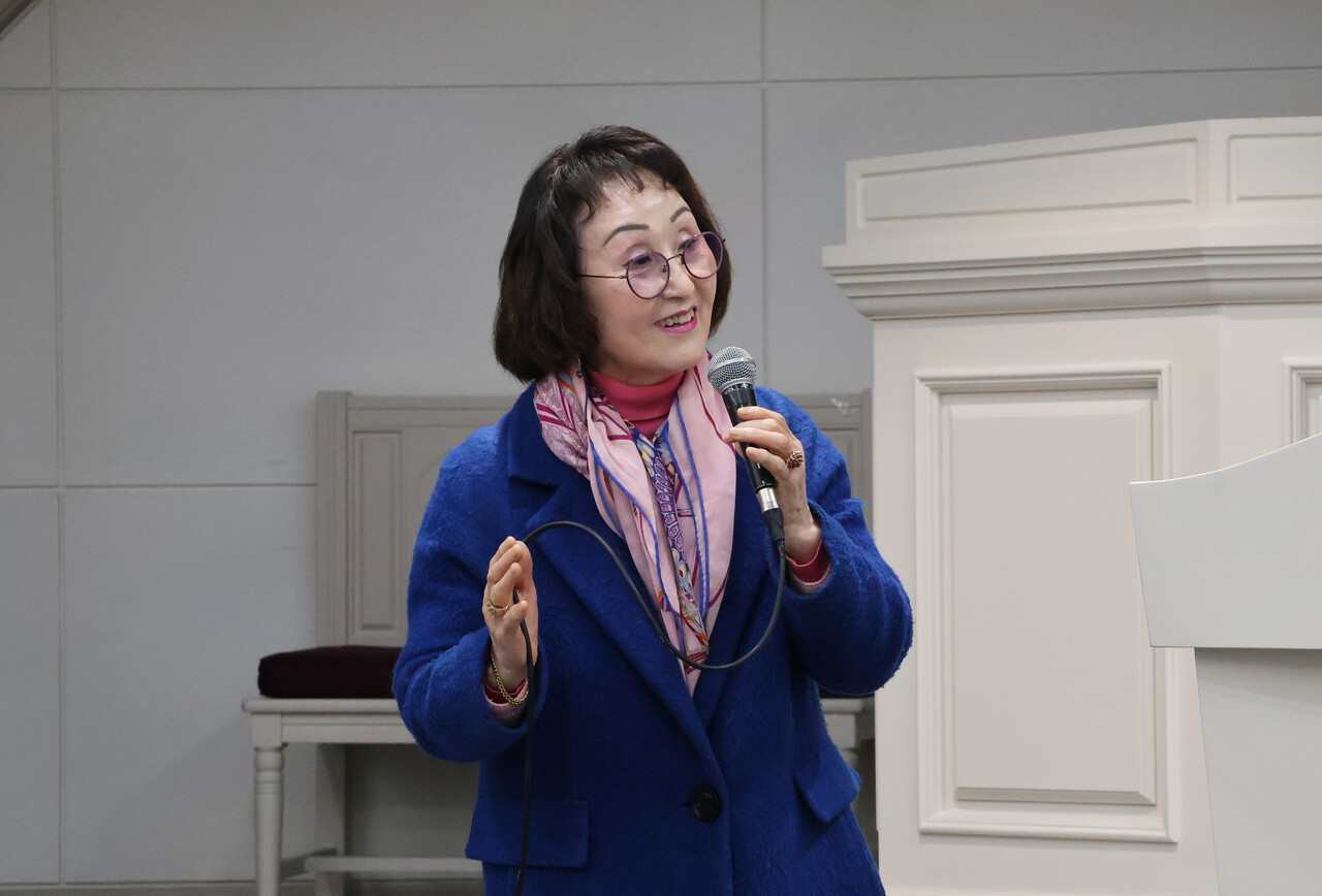 조완규 명예회장이 지난 2월 11일 97세 생일을 맞은 것을 축하하고, 참행복나눔운동 총회를 기념하기 위해 한 참석자가 민요를 불렀다. (사진=참행복나눔운동)