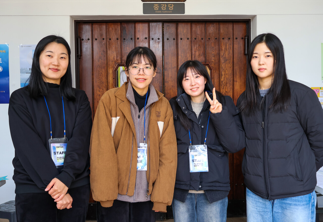 3일 이화여대 중강당에서 신앙 OT를 주최한 이화기독학생연합 임원들. 왼쪽부터 전은주 (박사과정), 신종윤(석박사 통합과정), 김지윤(박사과정) (사진=참행복나눔운동 제공)