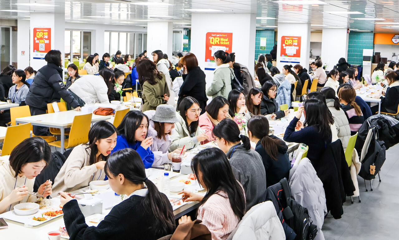 이화여대 이슐랭 식당에서 학생들이 점심식사를 하고 있다. 참행복나눔운동은 점심 및 저녁 식사 비용을 후원했다. (사진=참행복나눔운동 제공)