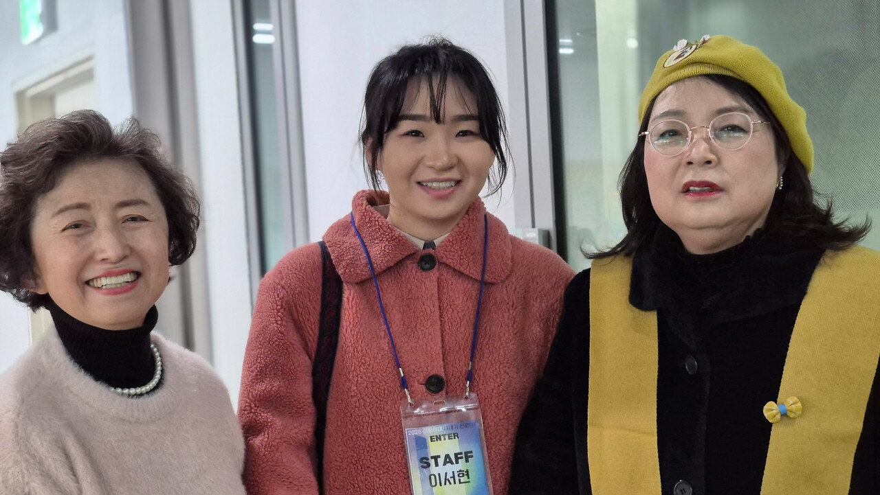 신앙 OT에 참가한 유학생을 만나 격려하는 (왼쪽부터) 박혜원 LDI 원장, 이서현 몽골 유학생, 함은혜 참행복나눔운동 이사. (사진=참행복나눔운동 제공)
