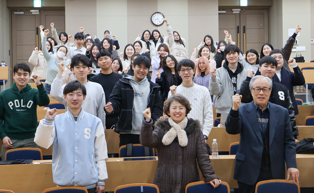 매주 수요일 모이는 동아리 활동에 참가한 GLDI 회원들이 3월 12일 저녁에 멘토-멘티 활동에 참가했다. 앞 줄 가운데가 박혜원 GLDI 원장, 오른쪽 임경철 GLDI 원장. (사진=참행복나눔운동 제공)