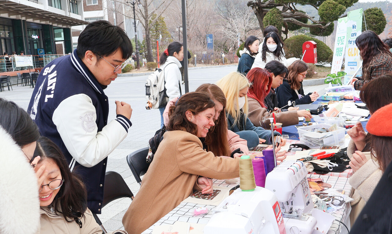 새내기 모집 부스에서 각종 체험용 소품을 만들고 있는 학생들. (사진=참행복나눔운동 제공)