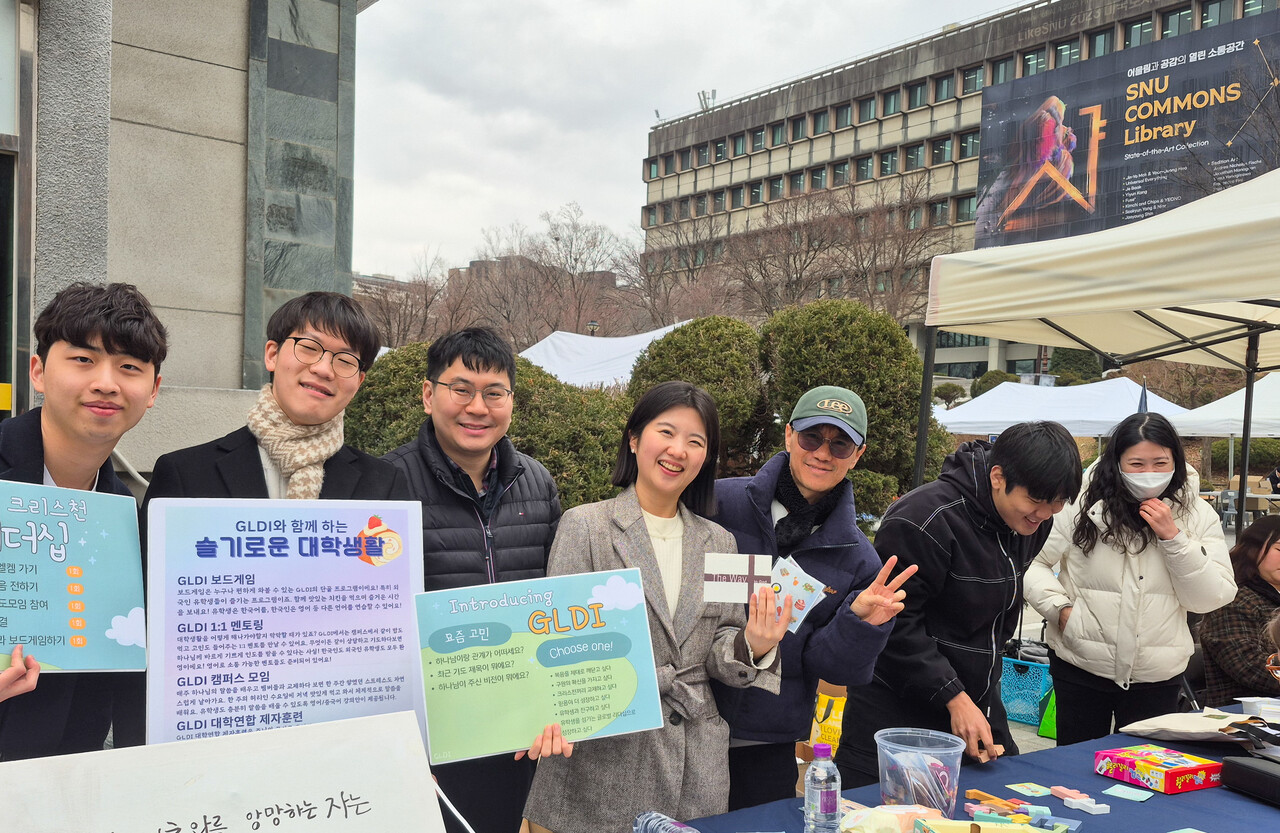 새내기 동아리 회원 모집에 열심인 GLDI 회원들. 가운데가 민소연 전 회장, (사진=참행복나눔운동 제공)