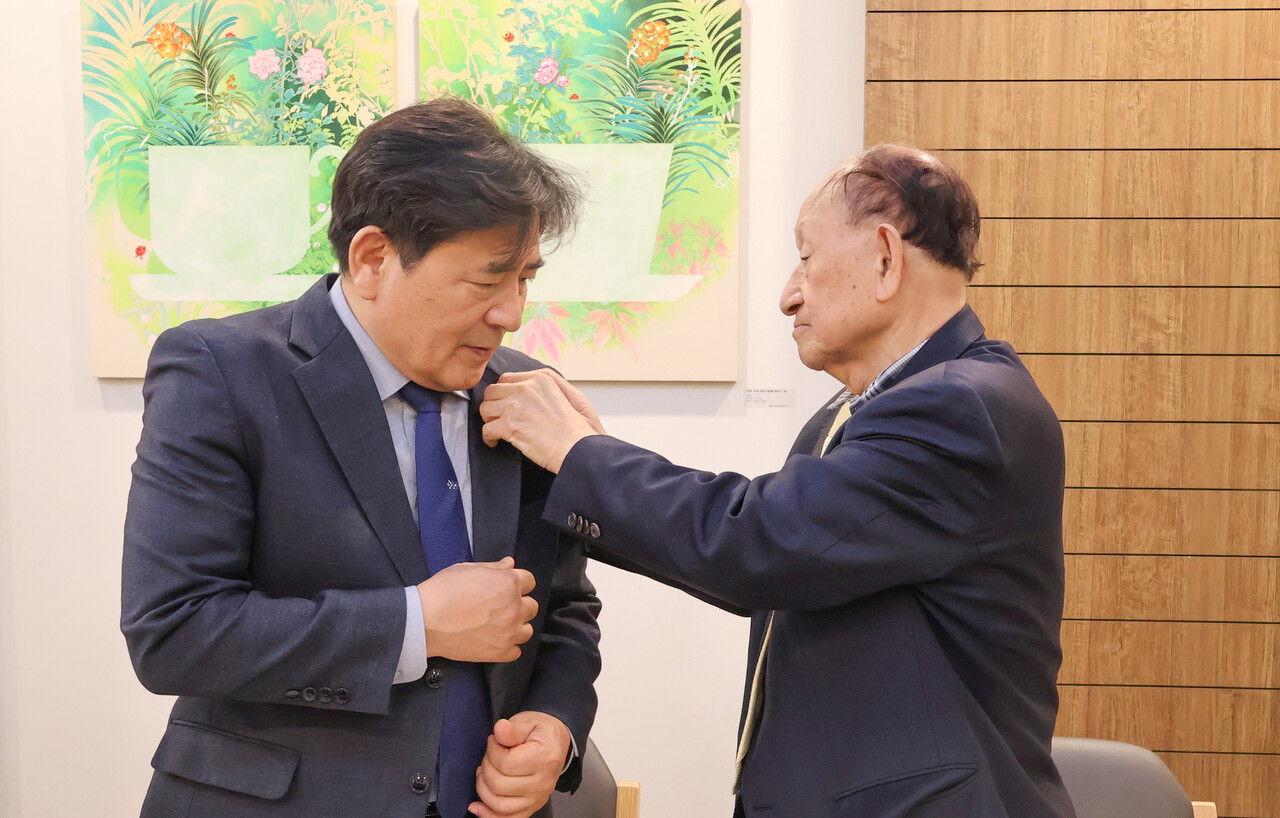 13일 서울대 호암교수회관에서 열린 간담회에서 참행복나눔운동의 이은방 공동대표(서울대 명예교수)가 백영옥 유바이오로직스 대표에게 참행복나눔운동 배지를 달아주고 있다. (사진=참행복나눔운동 제공)