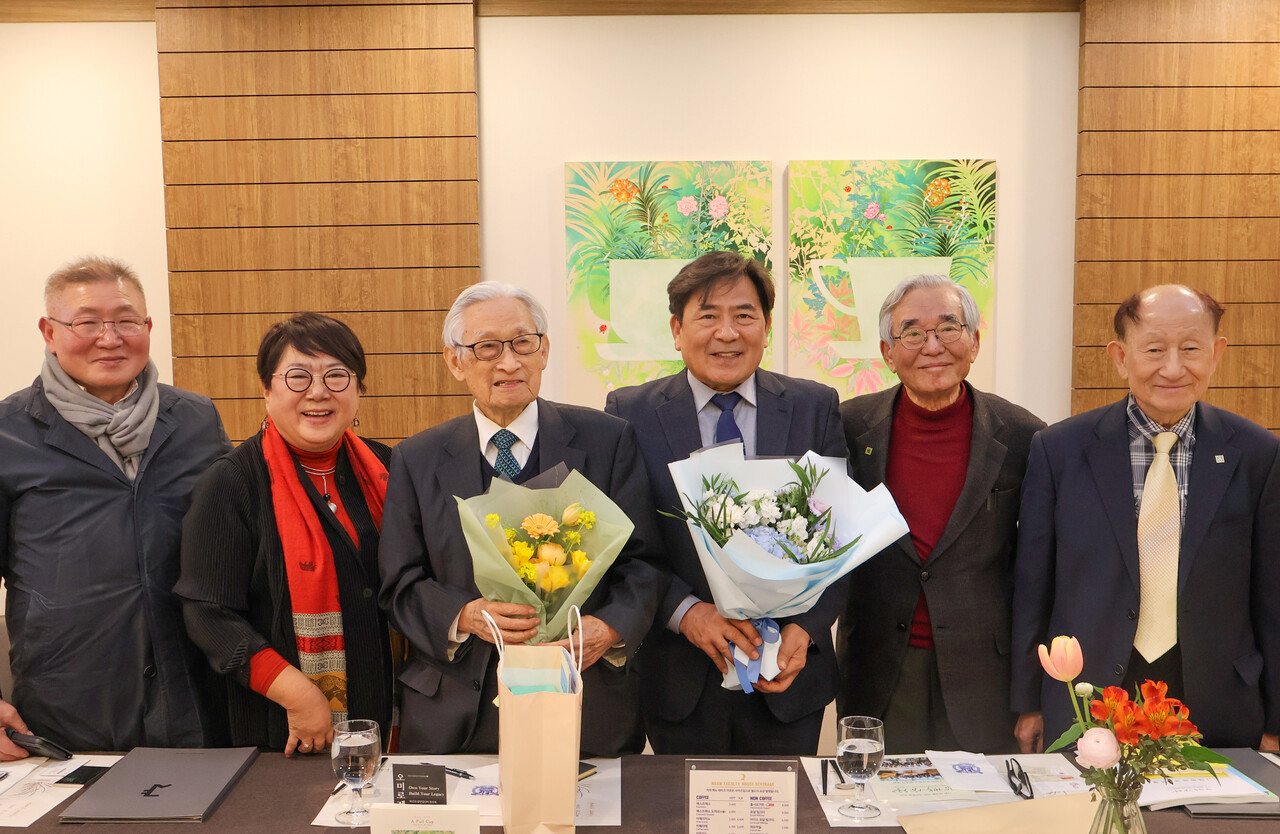 13일 서울대 호암교수회관에서 열린 백영옥 대표 초청 간담회 참석한 참행복나눔운동 임원들. 왼쪽부터 고광국 명예교수, 조성남 이화여대 명예교수, 조완규 전 서울대 총장, 백영옥 바이오로직스 대표, 문광순 이사장, 이은방 서울대 명예교수. (사진=참행복나눔운동 제공)