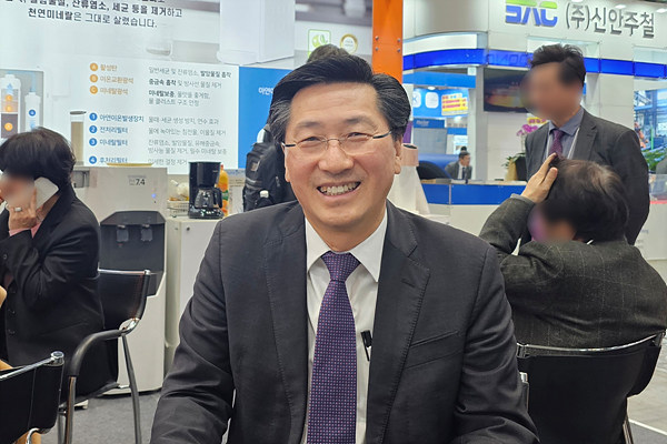 진행워터웨이 심학섭 대표가 이번달 고양시 킨텍스에서 열린 '2025 국제물산업박람회' 부스에서 자사 제품에 대해 설명하고 있다. (사진=우먼타임스)