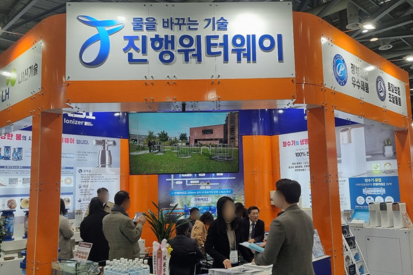 '2025 국제물산업박람회'에서 진행워터웨이 홍보 부스에 들른 관람객들이 제품에 대한 설명을 듣고 있다. (사진=우먼타임스)