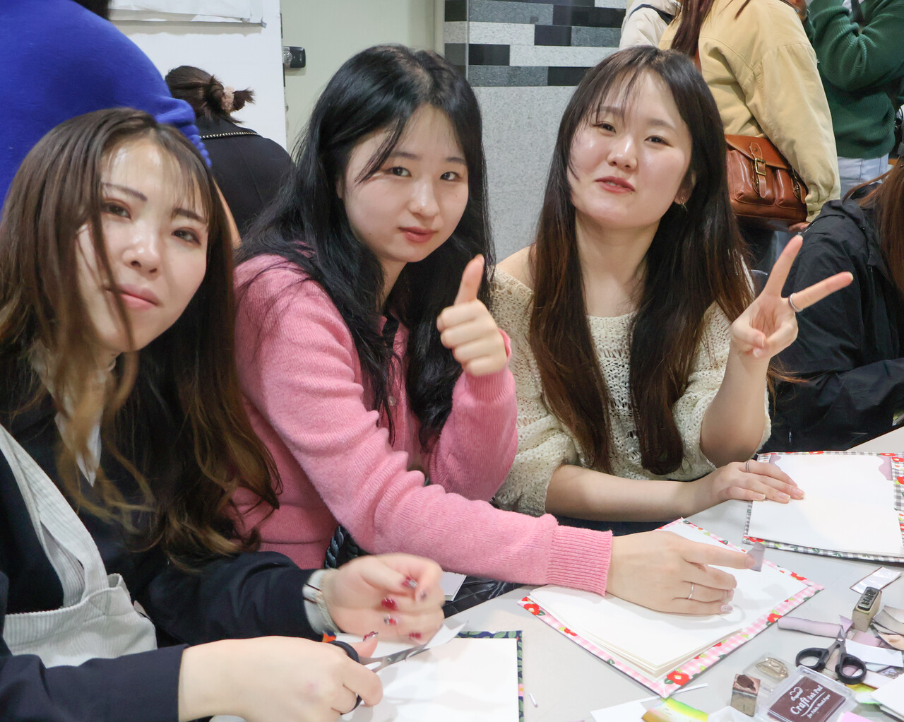3월 29일 LDI 센터에서 열린 커뮤니티 축제에 참가한 일본유학생들이 행복일기를 만들고 있다. (사진=참행복나눔운동)
