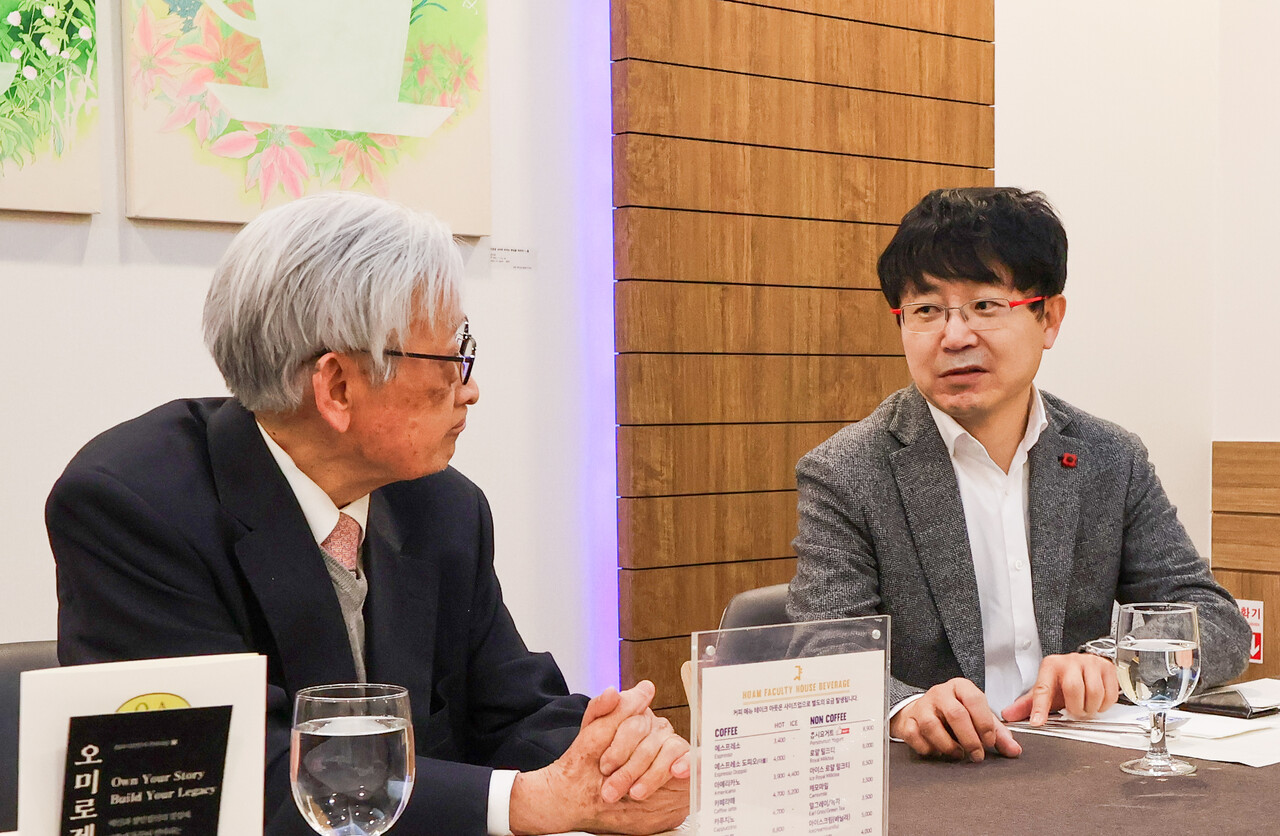 9일 서울대 호암교수회관에서 간담회를 가진 조완규 참행복나눔운동 명예회장(전 서울대 총장)과 김덕상 싸토리우스코리아바이오텍 대표(오른쪽) (사진=참행복나눔운동)