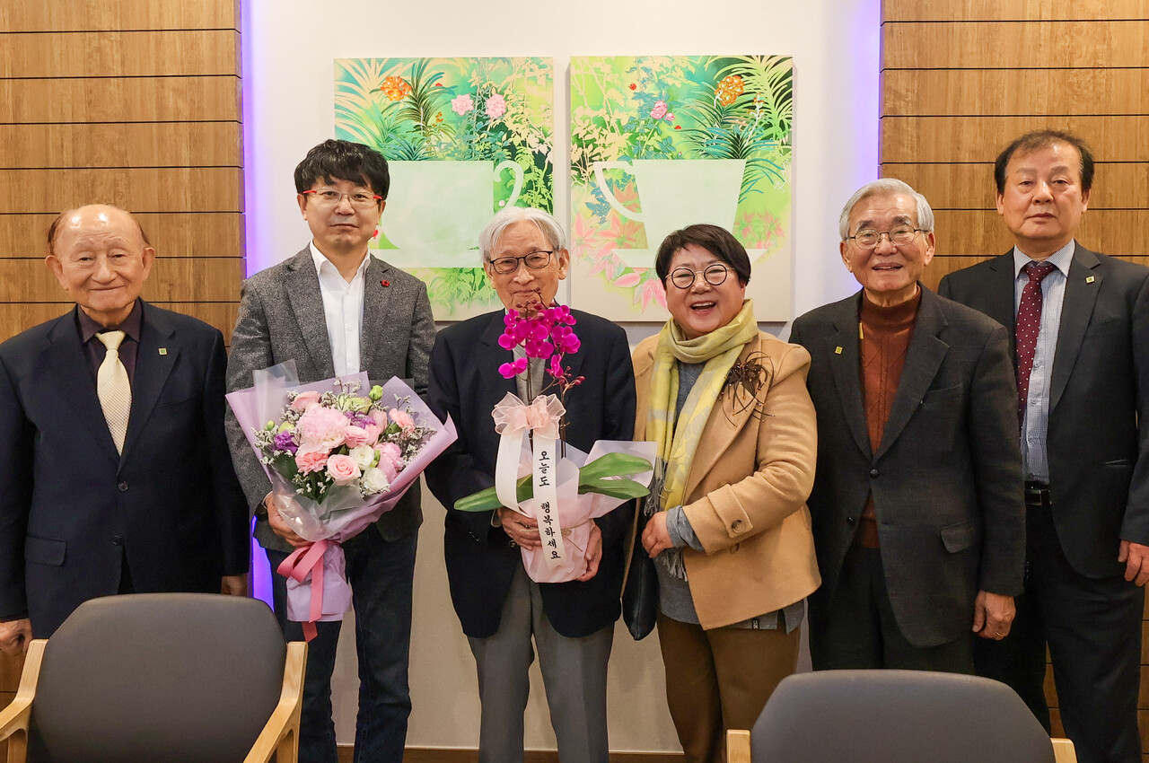 서울대 호암교수회관에서 9일 열린 싸토리우스 김덕상 대표 초청 참행복나눔운동 간담회 참석자들. 왼쪽부터 이은방 공동대표(서울대 명예교수), 김덕상 대표, 조완규 명예회장(전 서울대 총장), 조성남 자문위원(이화여대 명예교수), 문광순 이사장, 심재서 우먼타임스 회장. (사진=참행복나눔운동)