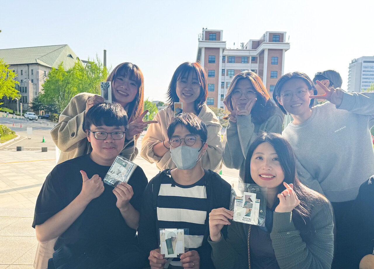 참행복나눔운동과 글로벌리더십개발원(LDI)이 지난 3월 20일 양해각서를 체결한 이후, 캠퍼스에서 미래세대 참행복 캠페인이 활발하게 펼쳐지고 있다. 사진은 4월 26일(토) 이화여대에서 열린 참행복캠페인에는 주말을 맞아 직장인 등도 참석했다. (사진=이화여대 LDI 동아리 제공)