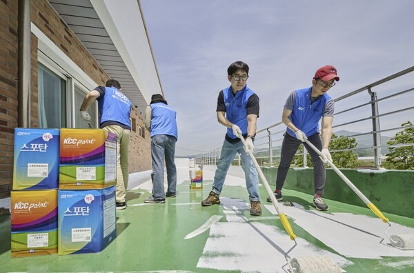 KCC와 (사)한국미래환경협회 관계자들이 전북 진안군 장애인 시설 흰마실에서 옥상 차열페인트 시공을 하고 있다. (사진=KCC)