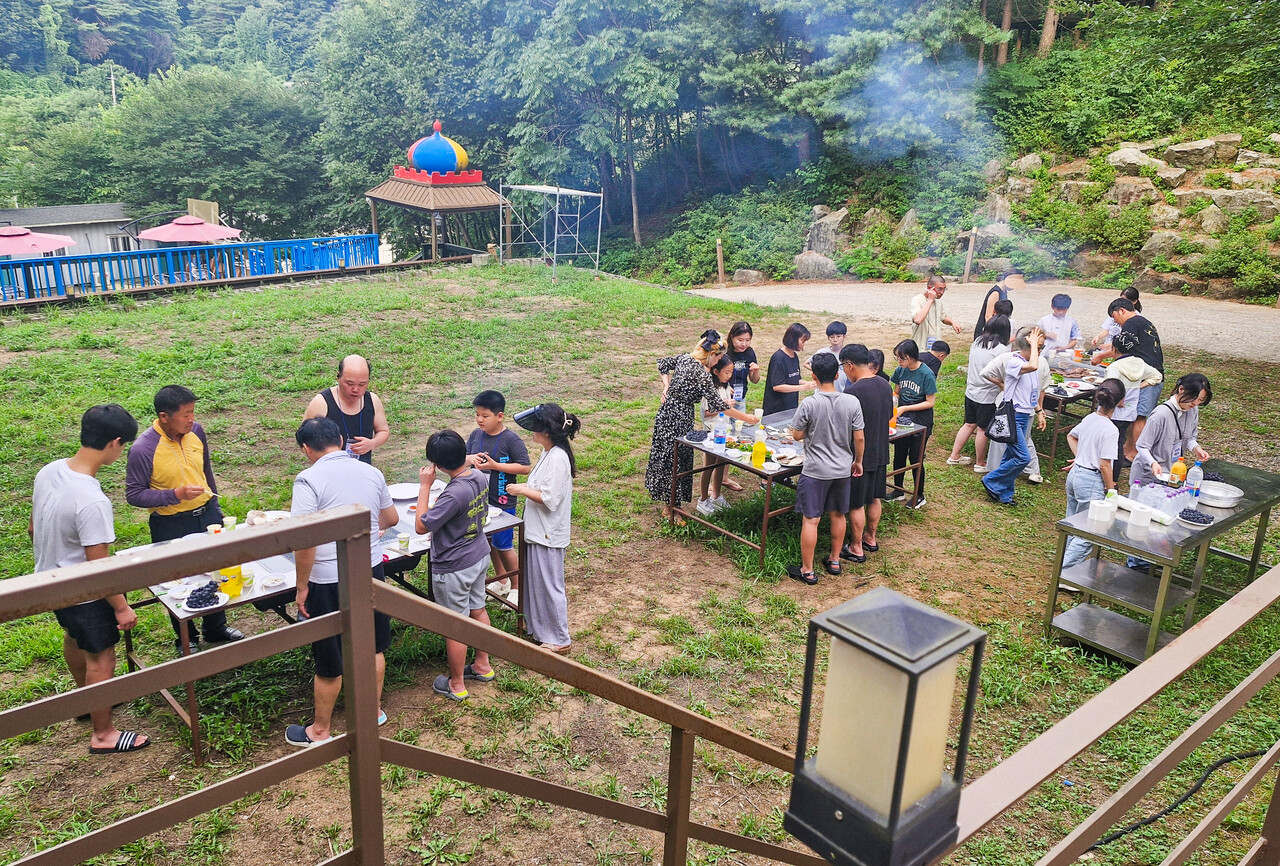 캠프 참가자들이 7월 31일 홍천힐링하우스에서 바비큐 파티를 하고 있다. (사진=강서교육복지센터 제공)