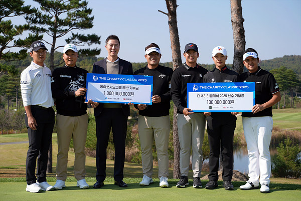 10월 29일 경기도 여주시에 위치한 페럼클럽에서 진행한 '더채리티클래식 2025 기부금 전달식'에서 (왼쪽부터) 옥태훈 프로, 함정우 프로, 김용운 동아제약 상무, 최승빈 프로, 송민혁 프로, 박상현 프로가 기념사진을 촬영하고 있다. (사진=동아쏘시오홀딩스)