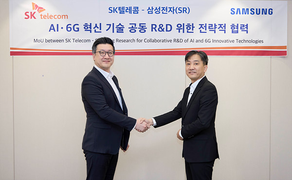 (왼쪽부터) 류탁기 SKT 네트워크기술담당과 정진국 삼성리서치 차세대통신연구센터장. (사진=SK텔레콤)