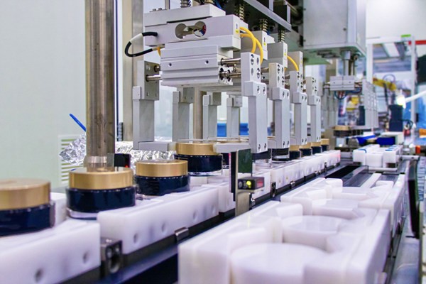 제조 넘어 연구·유통·마케팅까지...화장품업계, 전방위 AI 확산 - 뉴스 썸네일 이미지