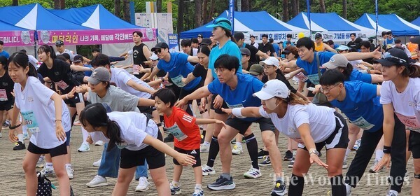 참가자들이 몸을 풀기 위한 준비 체조를 하고 있다.(사진=우먼타임스)
