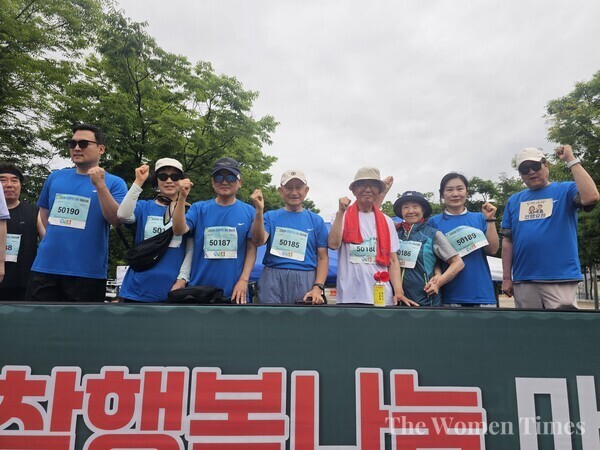 (왼쪽 세 번째부터)이한기 참행복나눔 마라톤대회 본부장, 이은방 서울대 명예교수, 문광순 참행복나눔운동 이사장.(사진=우먼타임스)